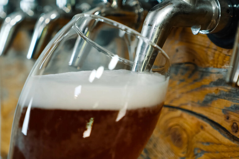 Craft beer pour highlighting the impact of CO₂ pressure and gas quality on foam and appearance.